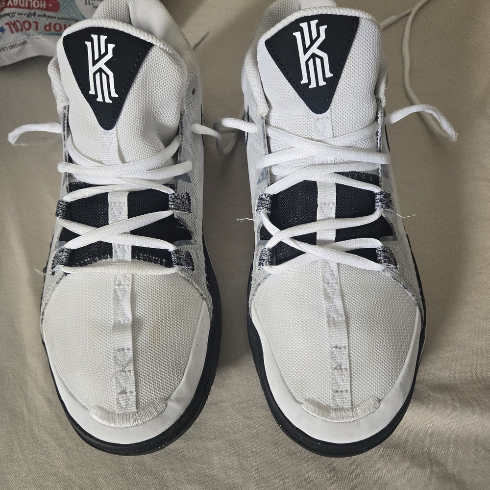 Nike Kyrie Flytrap 6 Basketball Shoes size 8